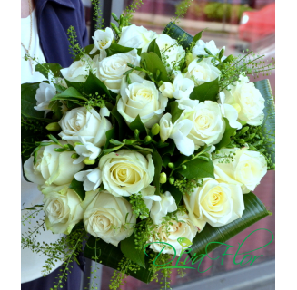 Buchet alb cu trandafiri și frezii